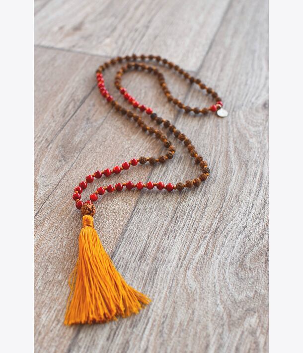 Ručně vyrobená meditační mala s korálem a rudrakšou.