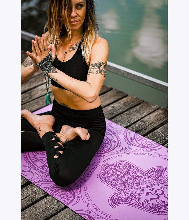 profesionální jógová podložka z přírodní gumy ALL YOGA MAT fialová HAMSA, anjali mudra, lotosový sed, padmasana