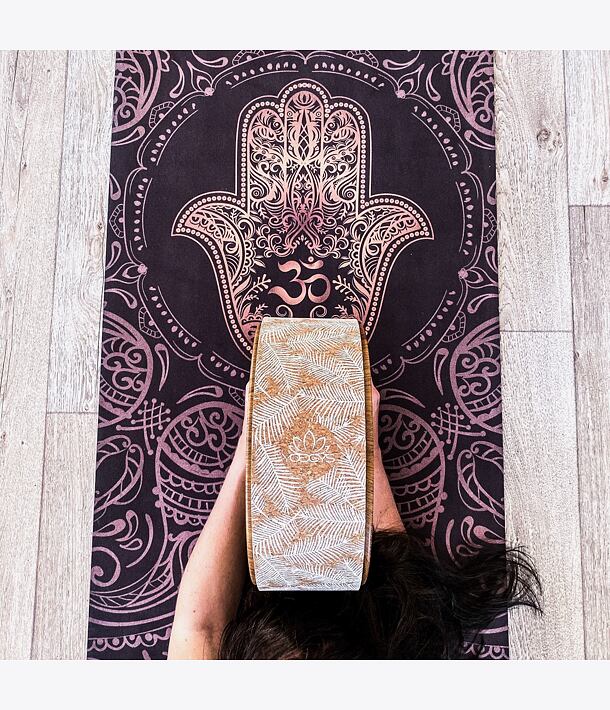 YOGGYS [HAMSA] tmavě hnědá designová jógová podložka s HAMSOU, jóga kruh, kolo 