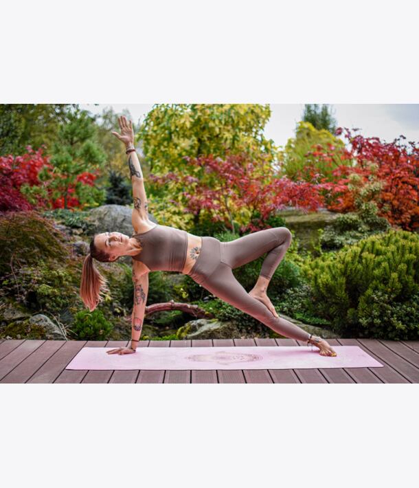 YOGGYS [HAMSA LOVE] růžová designová jógová podložka s HAMSOU, pozice prkna, vasisthasana