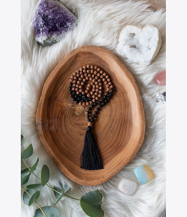 Meditační mala - Onyx a Rudraksha se stříbrným logem (Ag 925/1000)
