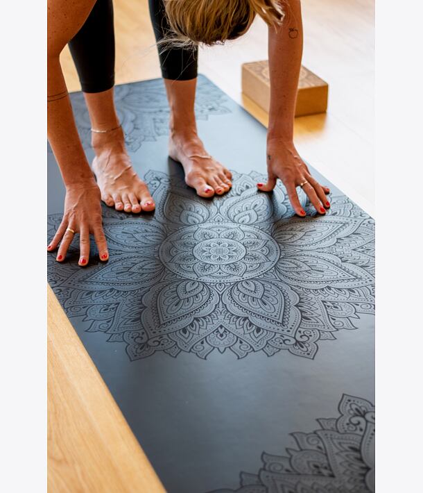 Neklouzavá profesionální podložka na jógu MANDALA BLACK černá s mandalou