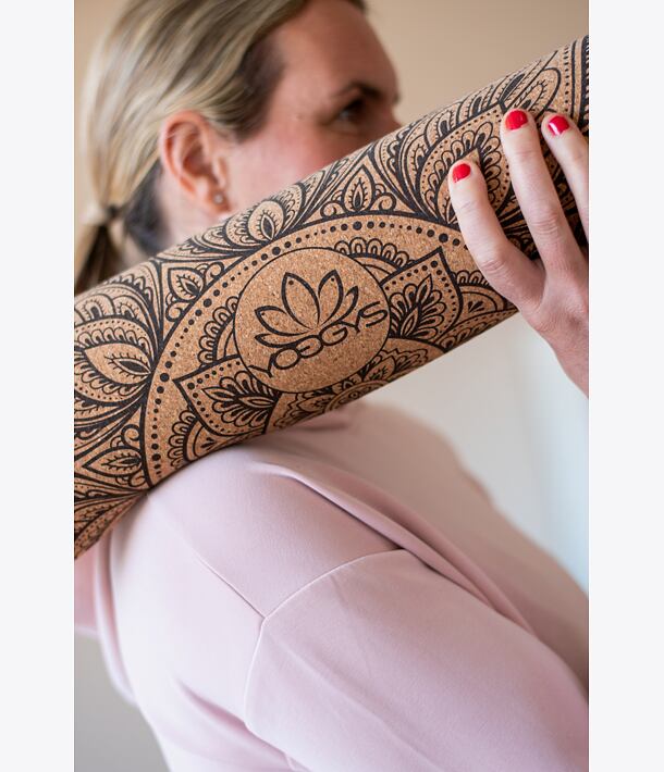 Korková podložka na jógu INFINITY NATURAL s tmavě hnědou mandalou