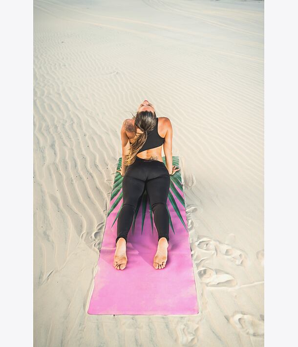 YOGGYS [BALI SOUL PINK] růžová/zelená designová jógová podložka s tropickým motivem, urdhva muka svanasana