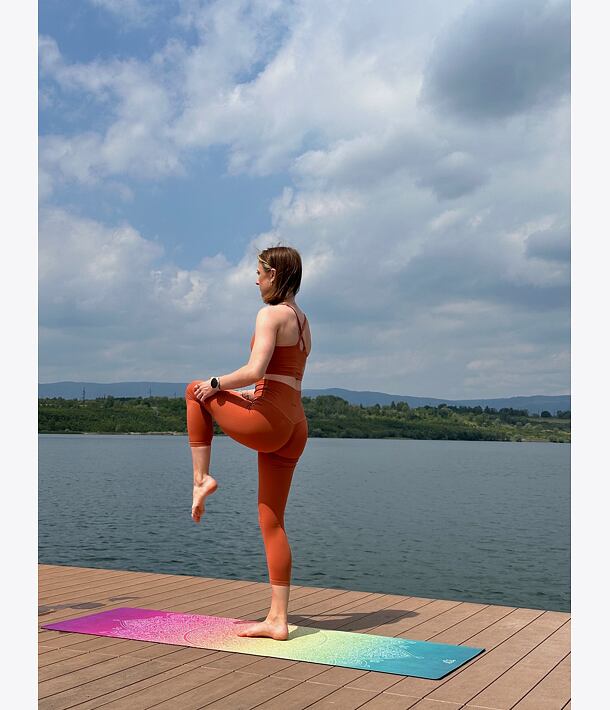 designová podložka na jógou z přírodní gumy barevná s mandalou CHAKRAS NEW