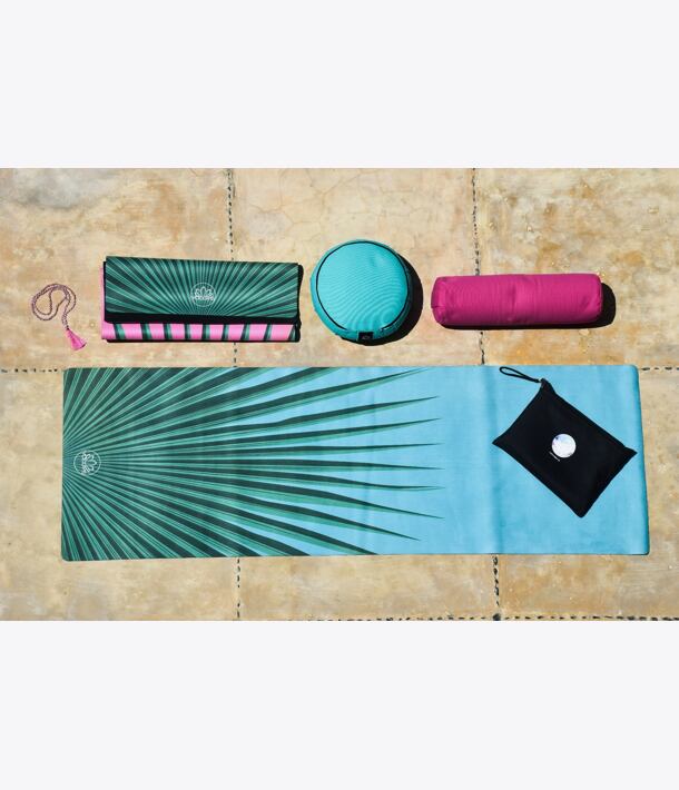 YOGGYS [BALI SOUL JADE] tyrkysová designová jógová podložka s tropickým motivem