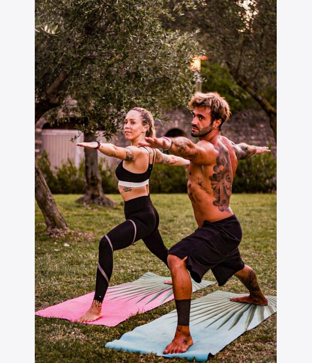 YOGGYS [BALI SOUL PINK] růžová/zelená designová jógová podložka s tropickým motivem, pozice bojovníka, virabhadrasana