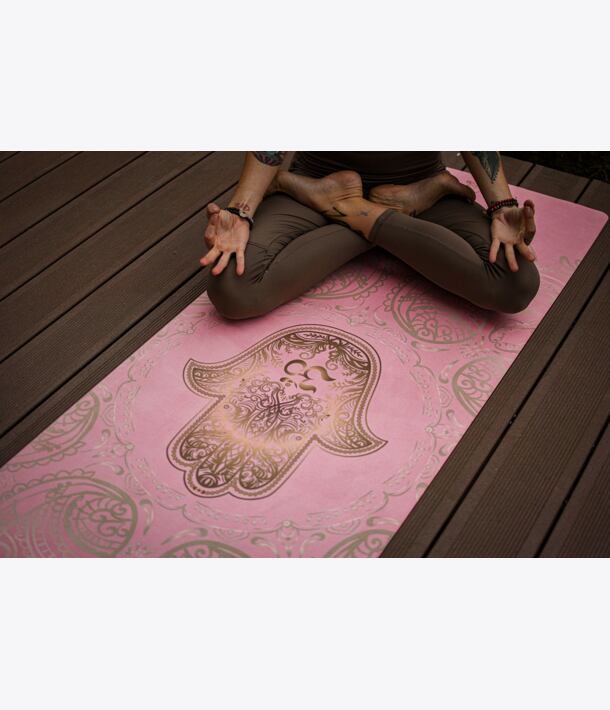 YOGGYS [HAMSA LOVE] růžová designová jógová podložka s HAMSOU, lotosový sed, padmasana