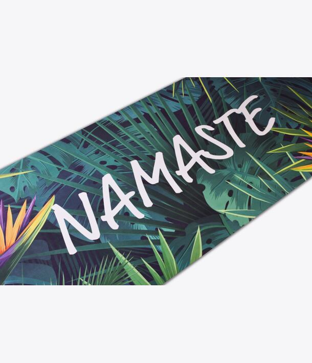 YOGGYS [NAMASTE] zelená designová jógová podložka s nápisem