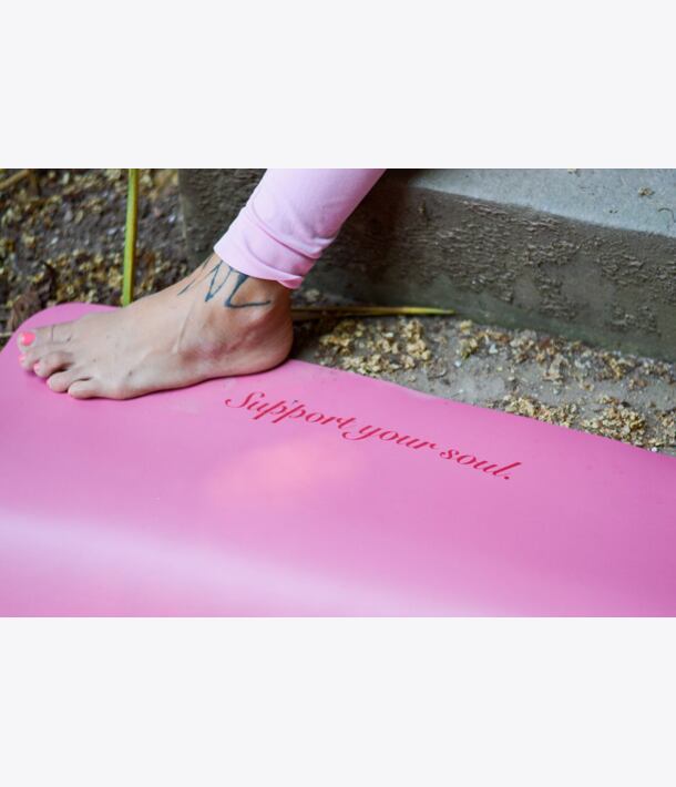 gravírování na podložku, vlastní jméno, slogan, logo na podložce