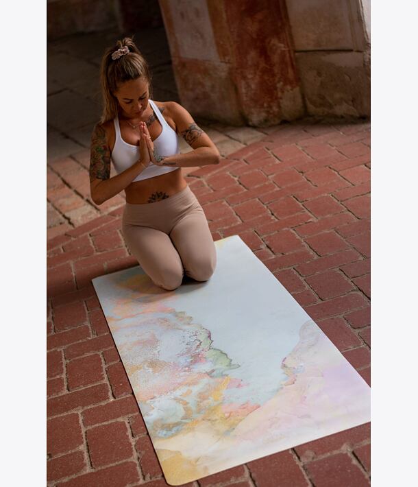 podložka na jógu, jógová neklouzavá podložka, jógamatka, protiskluzová, přenosná podložka, namaste, meditace