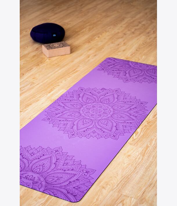 Neklouzavá podložka na jógu MANDALA LILA NEW fialová s mandalou
