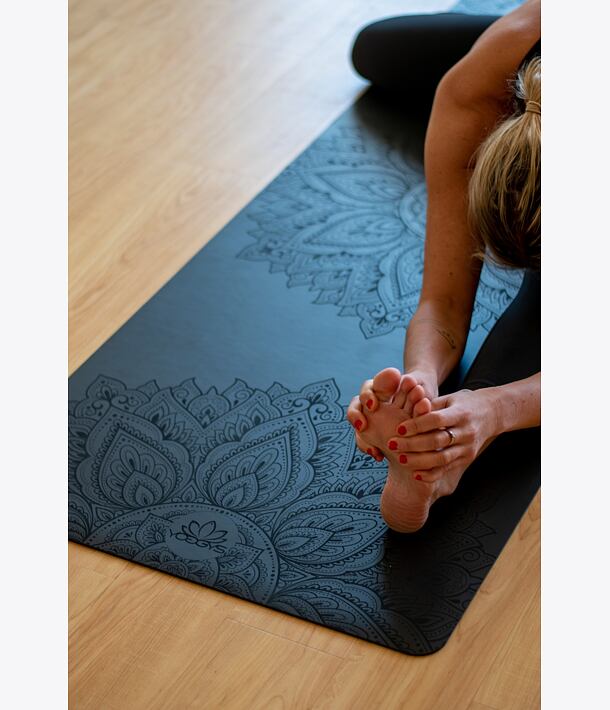 Neklouzavá profesionální podložka na jógu MANDALA BLACK černá s mandalou