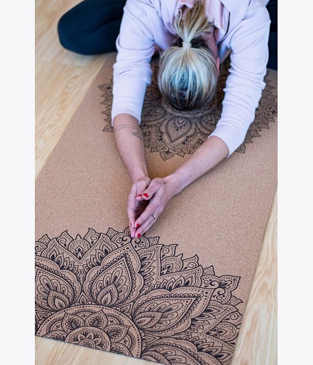 Korková podložka na jógu INFINITY NATURAL s tmavě hnědou mandalou