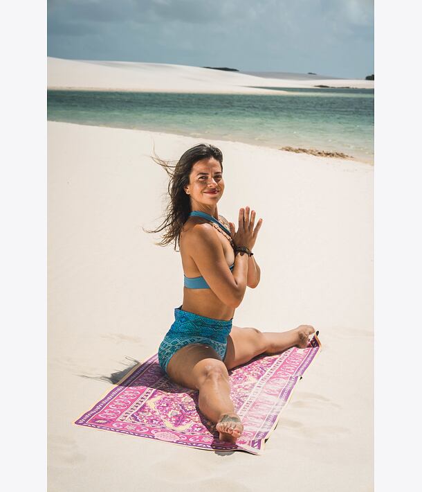 cestovní jógová podložka orientální koberec na jógu vínová bordó se vzorem namaste mudra