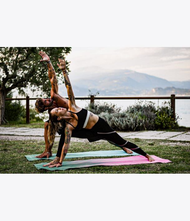 YOGGYS [BALI SOUL JADE] tyrkysová designová jógová podložka s tropickým motivem, protažení stranou, parsvakonasana