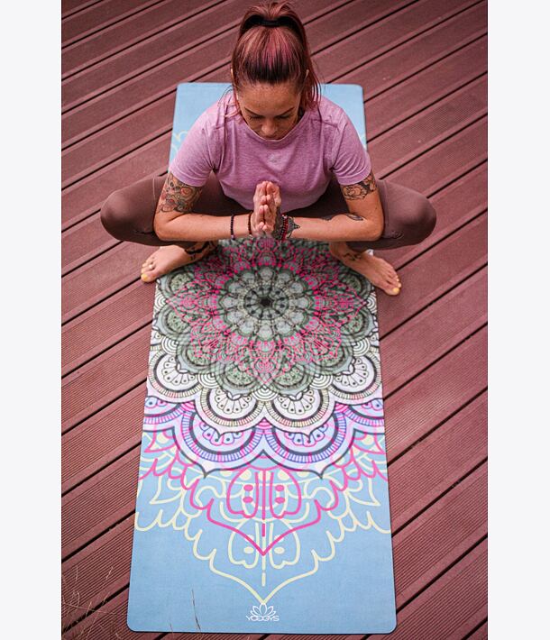 YOGGYS [SUCCULENT MANDALA] zelená designová jógová podložka s mandalou, jógový dřep, malasana
