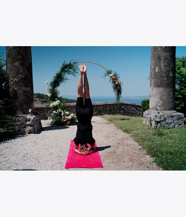 YOGGYS [HAMSA GYPSY SOUL] růžová designová jógová podložka s HAMSOU, stoj na hlavě, sirsasana