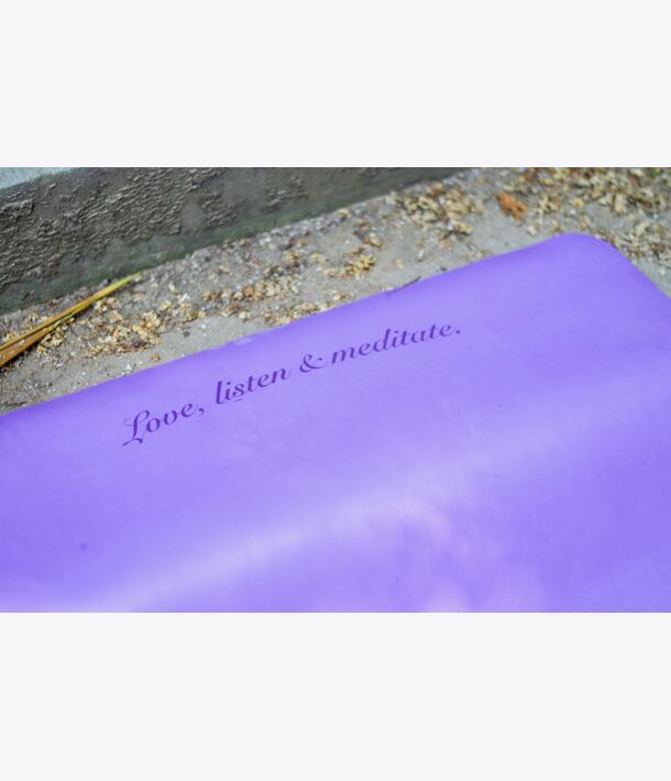 gravírování na podložku, vlastní jméno, slogan, logo na podložce