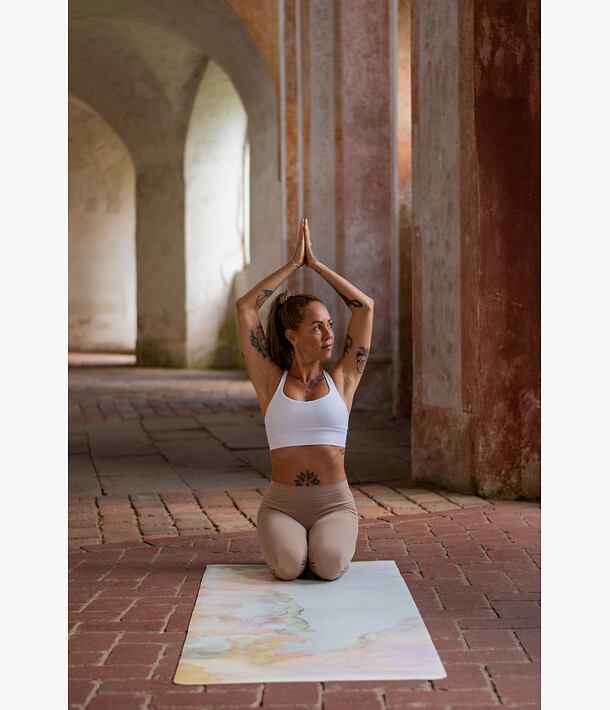 podložka na jógu, jógová neklouzavá podložka, jógamatka, protiskluzová, přenosná podložka, anjali mudra, ČIRÁ RADOST 