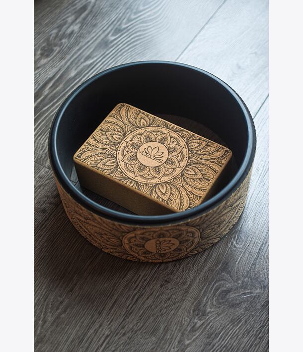 Kruh na jógu DARK MANDALA NATURAL a korková cihlička s mandalou