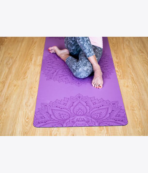 Neklouzavá podložka na jógu MANDALA LILA NEW fialová s mandalou