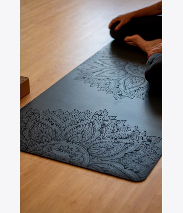 Neklouzavá profesionální podložka na jógu MANDALA BLACK černá s mandalou