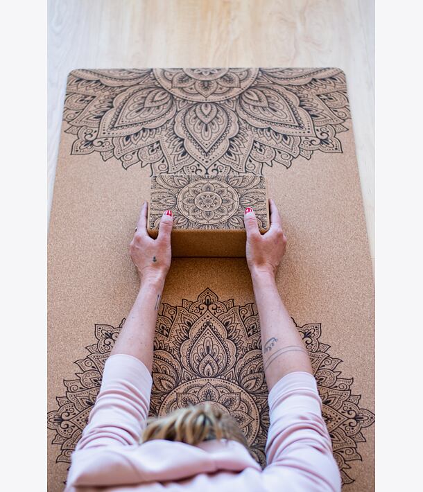 Korková podložka na jógu INFINITY NATURAL s tmavě hnědou mandalou