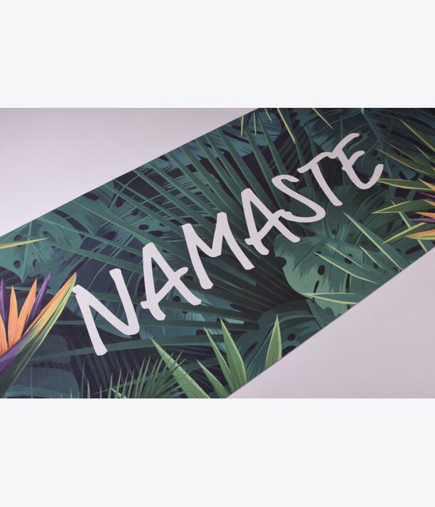YOGGYS [NAMASTE] zelená designová jógová podložka s nápisem