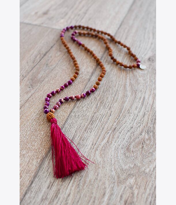 Ručně vyrobená meditační mala s purpurovým jaspisem a rudrakšou.