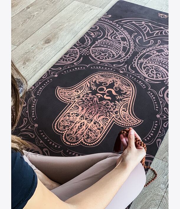 YOGGYS [HAMSA] tmavě hnědá designová jógová podložka s HAMSOU