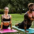 YOGGYS [BALI SOUL JADE] tyrkysová designová jógová podložka s tropickým motivem, pozice kobry, bhujangasana