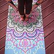 YOGGYS [SUCCULENT MANDALA] zelená designová jógová podložka s mandalou, předklon, uttanasana