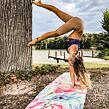YOGGYS [FANTASY] barevná designová jógová podložka s květinovým motivem, hand stand, pozice stoj na rukou
