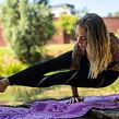 YOGGYS [HAMSA FIALOVÁ] fialová designová jógová podložka s HAMSOU, pozice osmi úhlů, Astavakrasana
