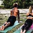 YOGGYS [BALI SOUL PINK] růžová/zelená designová jógová podložka s tropickým motivem, pozice kobry, bhujangasana