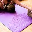Neklouzavá podložka na jógu MANDALA LILA NEW fialová s mandalou