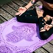profesionální jógová podložka z přírodní gumy ALL YOGA MAT fialová HAMSA, předklon, uttanasana