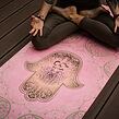 YOGGYS [HAMSA LOVE] růžová designová jógová podložka s HAMSOU, lotosový sed, padmasana