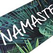YOGGYS [NAMASTE] zelená designová jógová podložka s nápisem