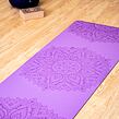 Neklouzavá podložka na jógu MANDALA LILA NEW fialová s mandalou